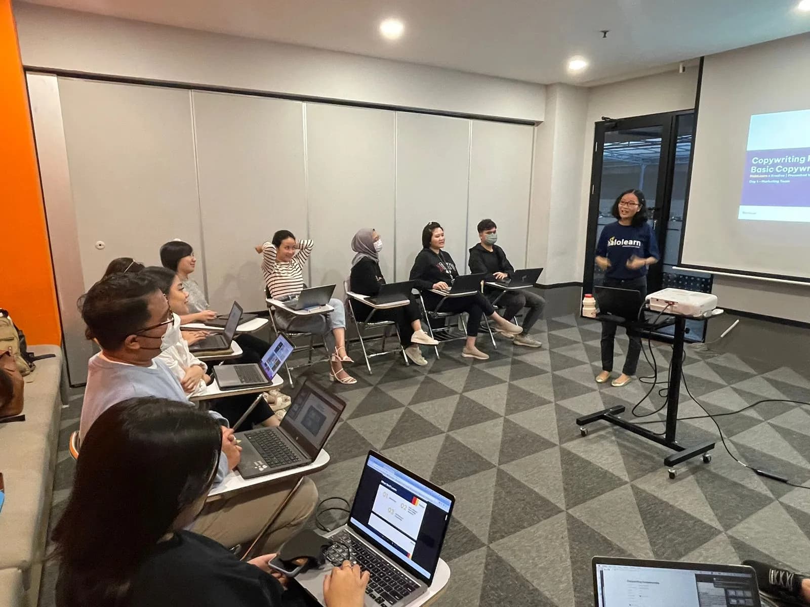 Sesi materi in-house training Halolearn
