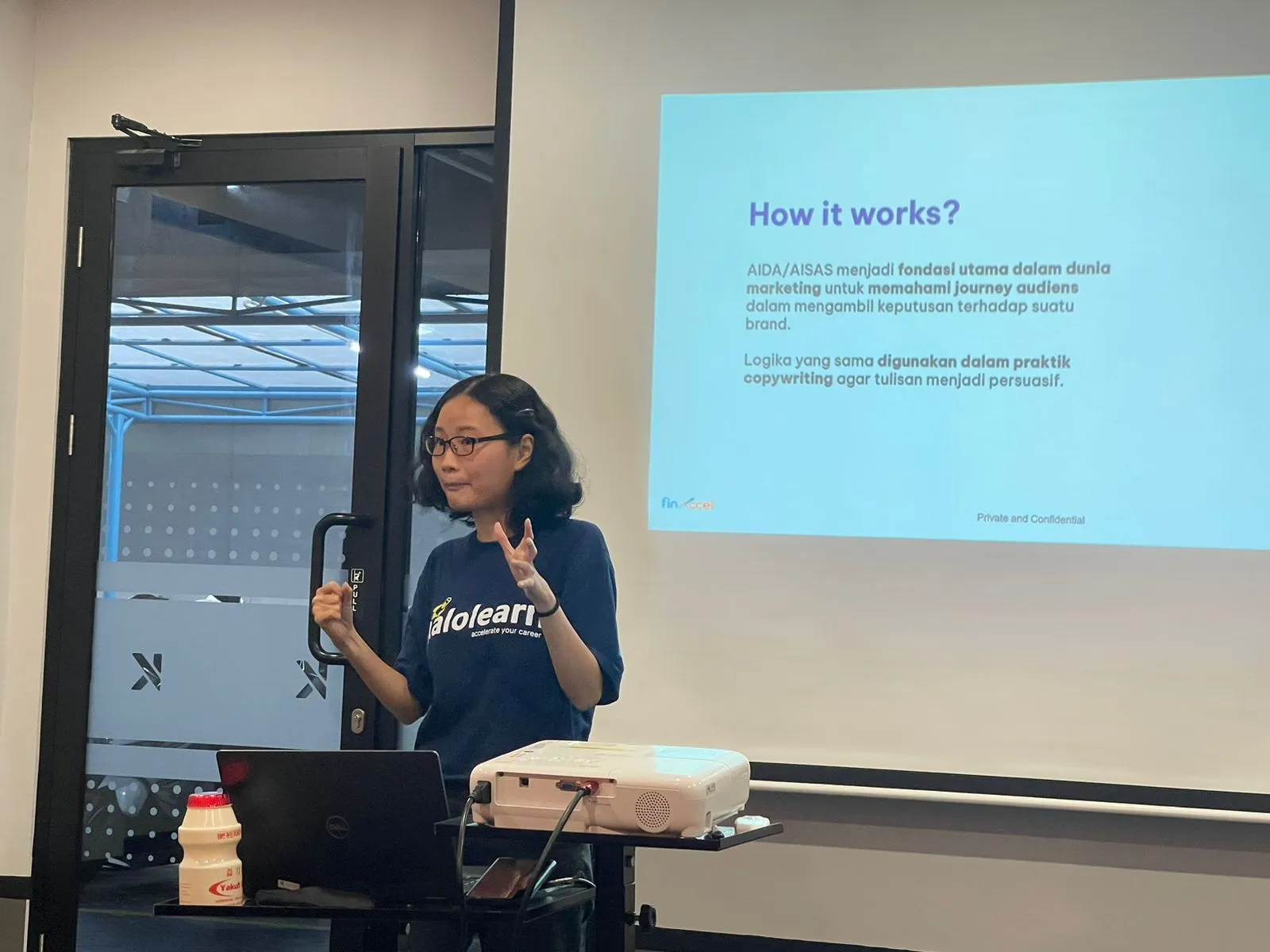 Trainer Halolearn membawakan materi