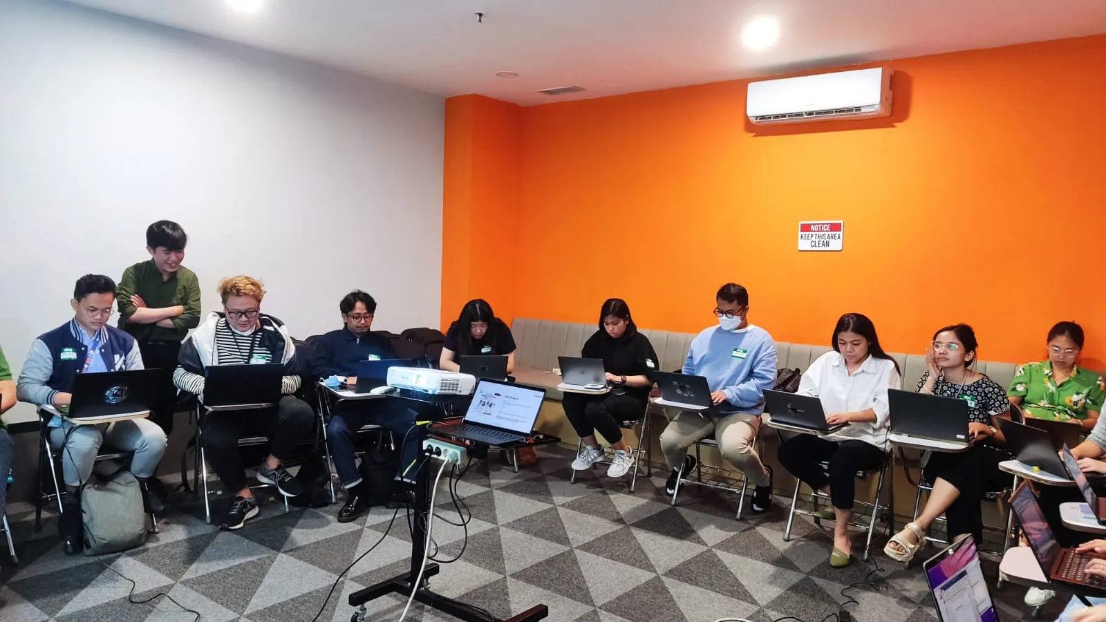 Peserta training mengikuti sesi